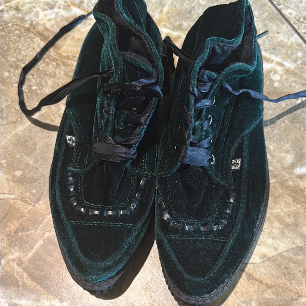 Women Velvet Lace-Up Shoes - Green. NEW